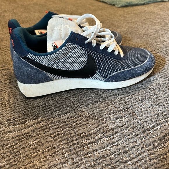 Nike athletic shoes awesome style hard to fine. Size 9 1/2. - Picture 2 of 4